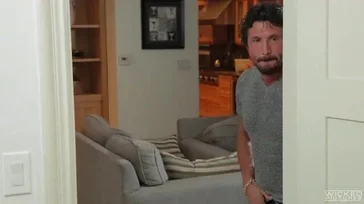 Schwägerin, tut mir leid, dich nackt zu sehen, ich war nur auf der Durchreise.