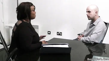 Como a garota negra gosta quando os homens brancos comem seus peitos