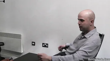 Como a garota negra gosta quando os homens brancos comem seus peitos