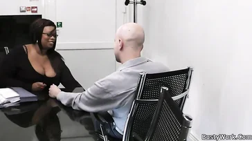 Como a garota negra gosta quando os homens brancos comem seus peitos