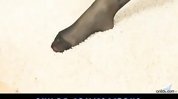 Grabo a mamá como se masturba ese coño peludo que tiene