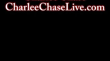 Charlee Chase liga a webcam para se masturbar com tesão