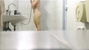Verborgen camera in de badkamer geplaatst door haar zoon: wat een geweldig lichaam!