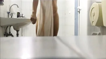 Verborgen camera in de badkamer geplaatst door haar zoon: wat een geweldig lichaam!