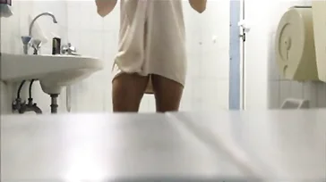 Verborgen camera in de badkamer geplaatst door haar zoon: wat een geweldig lichaam!