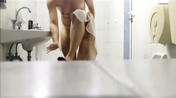 Verborgen camera in de badkamer geplaatst door haar zoon: wat een geweldig lichaam!