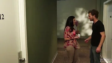 Sie trifft sich mit einem sehr geilen jungen Mann, während er Rachel Starrs Muschi leckt