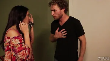 Sie trifft sich mit einem sehr geilen jungen Mann, während er Rachel Starrs Muschi leckt