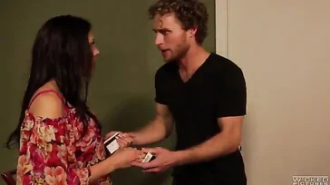 Sie trifft sich mit einem sehr geilen jungen Mann, während er Rachel Starrs Muschi leckt