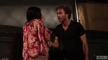 Sie trifft sich mit einem sehr geilen jungen Mann, während er Rachel Starrs Muschi leckt
