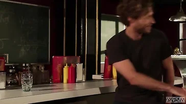 Sie trifft sich mit einem sehr geilen jungen Mann, während er Rachel Starrs Muschi leckt