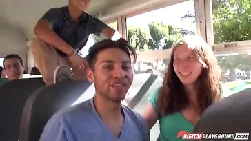 Profesora y alumno follando delante de todos en el autobús!
