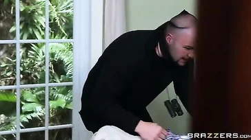 La milf Skyla Novea queda sorprendida con el ladrón y lo folla
