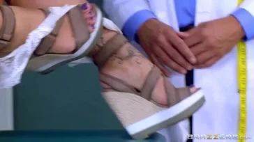 Ryan Conner recebe uma inspeção desses dois médicos