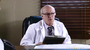 Ryan Conner recebe uma inspeção desses dois médicos