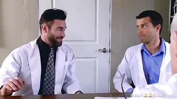 Ryan Conner recebe uma inspeção desses dois médicos