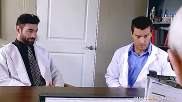 Ryan Conner recebe uma inspeção desses dois médicos