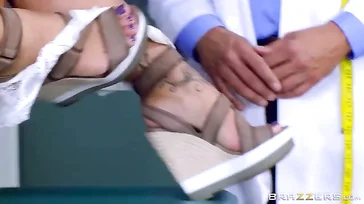 Ryan Conner recebe uma inspeção desses dois médicos