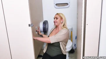 Nina Kayy finit saoule dans la salle de bain en train de sucer les bites de ses amis