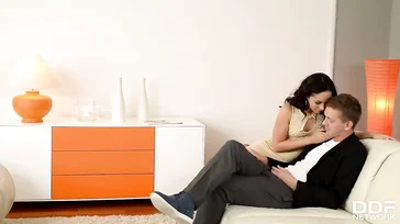 Estoy indeciso, me follo a mi novia o a su madre.. Mejor a las dos!