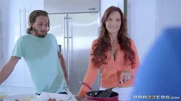 Ela está se divertindo muito transando com caras jovens