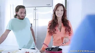 Ela está se divertindo muito transando com caras jovens