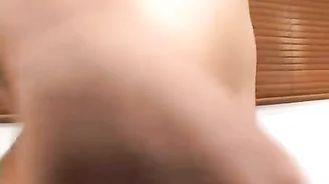 Esta mujer asiática disfruta cuando es follada por dos tíos
