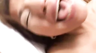 Esta mujer asiática disfruta cuando es follada por dos tíos