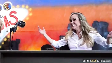 Ela faz uma orgia com todos os seus colegas de trabalho