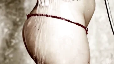 Destiny Dixon toma banho com um amigo do filho