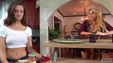 Keira Nicole transando com James Deen na frente da webcam
