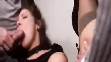 Mulher madura é fodida em gangbang e acaba bebendo o sêmen