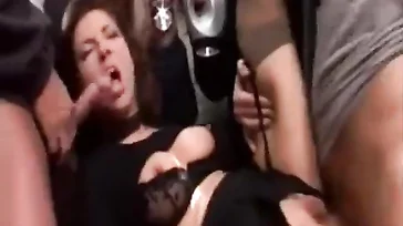 Mulher madura é fodida em gangbang e acaba bebendo o sêmen