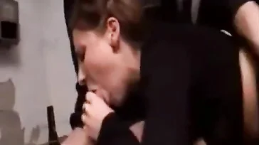 Mulher madura é fodida em gangbang e acaba bebendo o sêmen