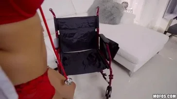 Diese Krankenschwester behandelt Patienten sehr einfühlsam.