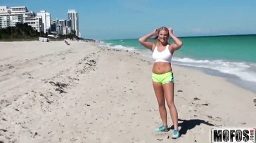 La conoce en la playa y la sube a casa para follar con ella