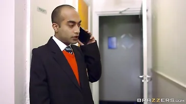 A nova secretária ruiva tem um belo par de peitos