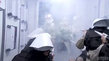 Ojo con la versión porno de Star Wars, como la chupa la guarra Leia