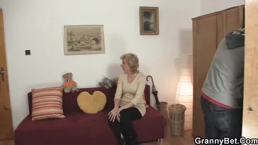 Er probiert zum ersten Mal den guten Schwanz seines Enkels