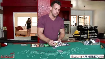 Nos jugamos un polvo al póker con la morena Brooklyn Chase