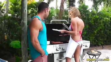 Witwe wird beim Grillen hart gefickt