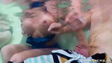 Ze ontspant zich niet eens in de spa, het meisje neukt een heel jonge jongen.
