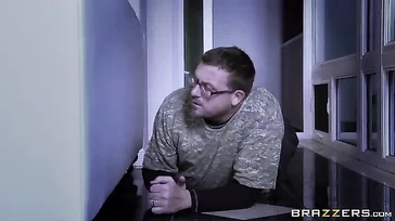 Zijn vrouw Rachel Starr neukt een man voor zijn lippen