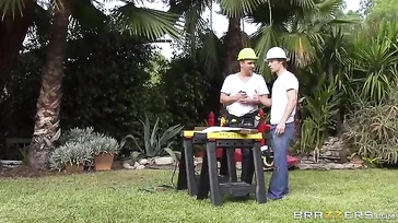 La señora de la casa se termina haciendo un trío con los obreros