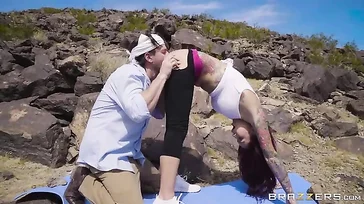 Sie macht Yoga in den Bergen und nutzt die Gelegenheit auch zum Ficken
