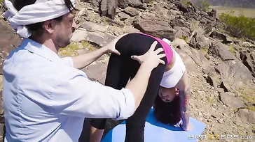 Sie macht Yoga in den Bergen und nutzt die Gelegenheit auch zum Ficken