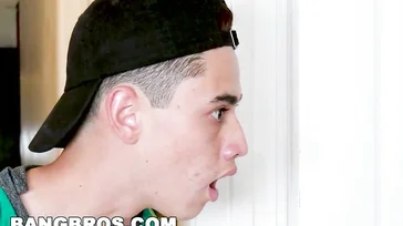 Que filho da puta é seu, ele se masturba enquanto a mãe se veste