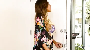 Mamãe não consegue se conter, ela adora tocar e beijar minha bunda