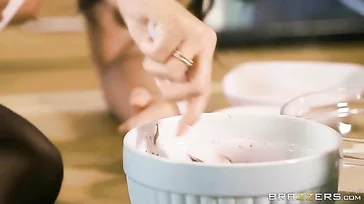 Aiuto mia moglie a cucinare e finiamo per fare sesso