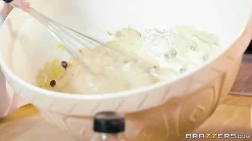 Aiuto mia moglie a cucinare e finiamo per fare sesso